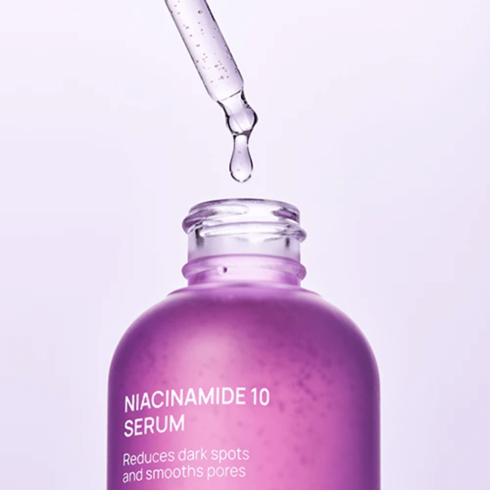 Gros plan sur la bouteille et la pipette avec Jumiso Niacinamide 10 Serum. Goutte transparente de formule légère qui est rapidement absorbée par la peau.