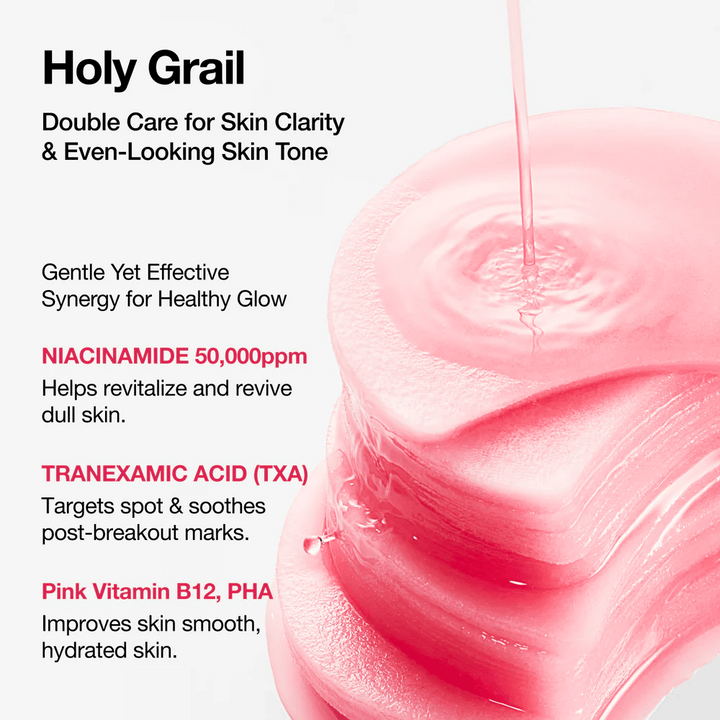 Pads de toner roses avec liquide versé par le haut, avec des ingrédients clés tels que niacinamide 50,000 ppm, acide tranexamique et vitamine B12 pour un teint uniforme et une hydratation.