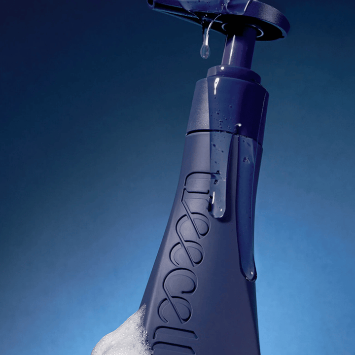 Image produit sombre et exclusive de Treecell Night Collagen Shampoo avec des gouttes d’eau et de la mousse qui soulignent ses propriétés hydratantes et nettoyantes.
