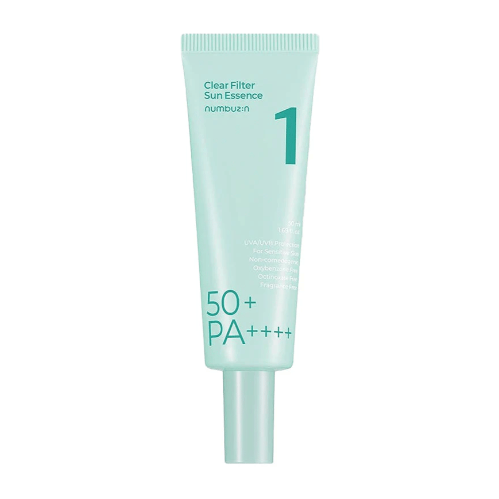 Un tube bleu clair avec No.1 Clear Filter Sun Essence SPF 50+ PA++++. Il est conçu pour les peaux sensibles et offre une haute protection contre les rayons UVA et UVB. Le produit est sans ingrédients comédogènes, oxybenzone, octinoxate et parfum. Le tube contient 50 ml.