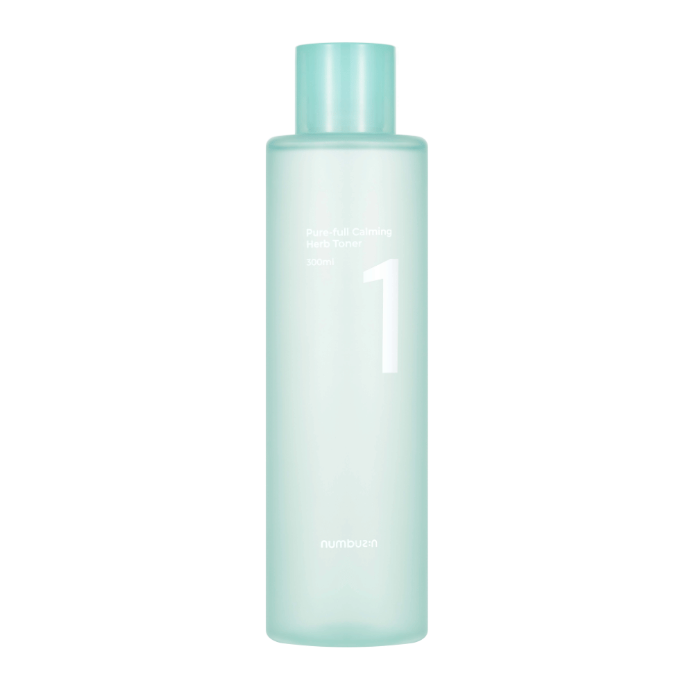 Une bouteille avec No.1 Pure-Full Calming Herb Toner dans un design bleu clair transparent. La bouteille a un bouchon bleu clair et une étiquette avec le texte "Pure-full Calming Herb Toner" ainsi que "300ml". Le produit a un aspect minimaliste et donne une impression fraîche et apaisante.