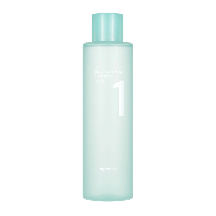 Une bouteille avec No.1 Pure-Full Calming Herb Toner dans un design bleu clair transparent. La bouteille a un bouchon bleu clair et une étiquette avec le texte "Pure-full Calming Herb Toner" ainsi que "300ml". Le produit a un aspect minimaliste et donne une impression fraîche et apaisante.
