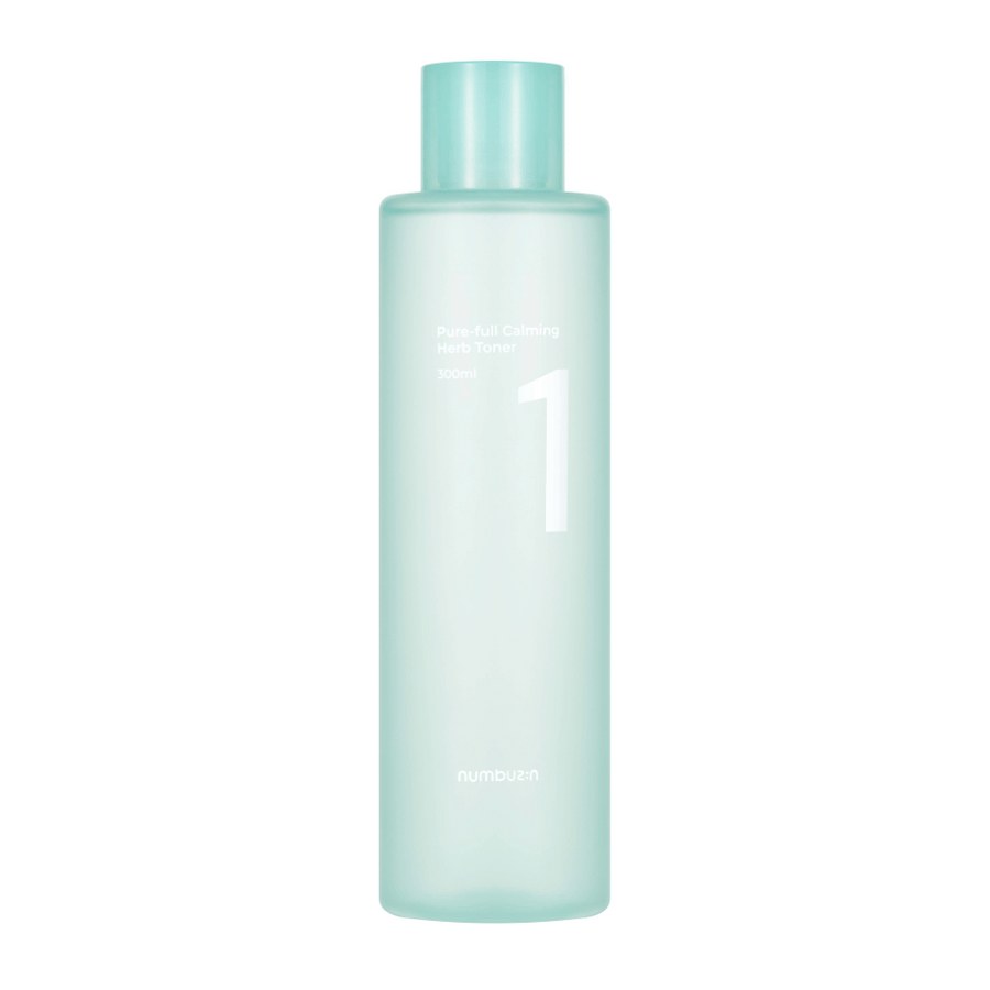 Une bouteille avec No.1 Pure-Full Calming Herb Toner dans un design bleu clair transparent. La bouteille a un bouchon bleu clair et une étiquette avec le texte "Pure-full Calming Herb Toner" ainsi que "300ml". Le produit a un aspect minimaliste et donne une impression fraîche et apaisante.