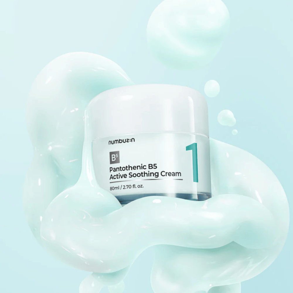 Numbuzin No.1 Pantothenic B5 Active Soothing Cream 80 ml dans un pot vert clair avec un couvercle blanc, entouré de vagues douces de texture crémeuse vert clair sur un fond bleu clair.