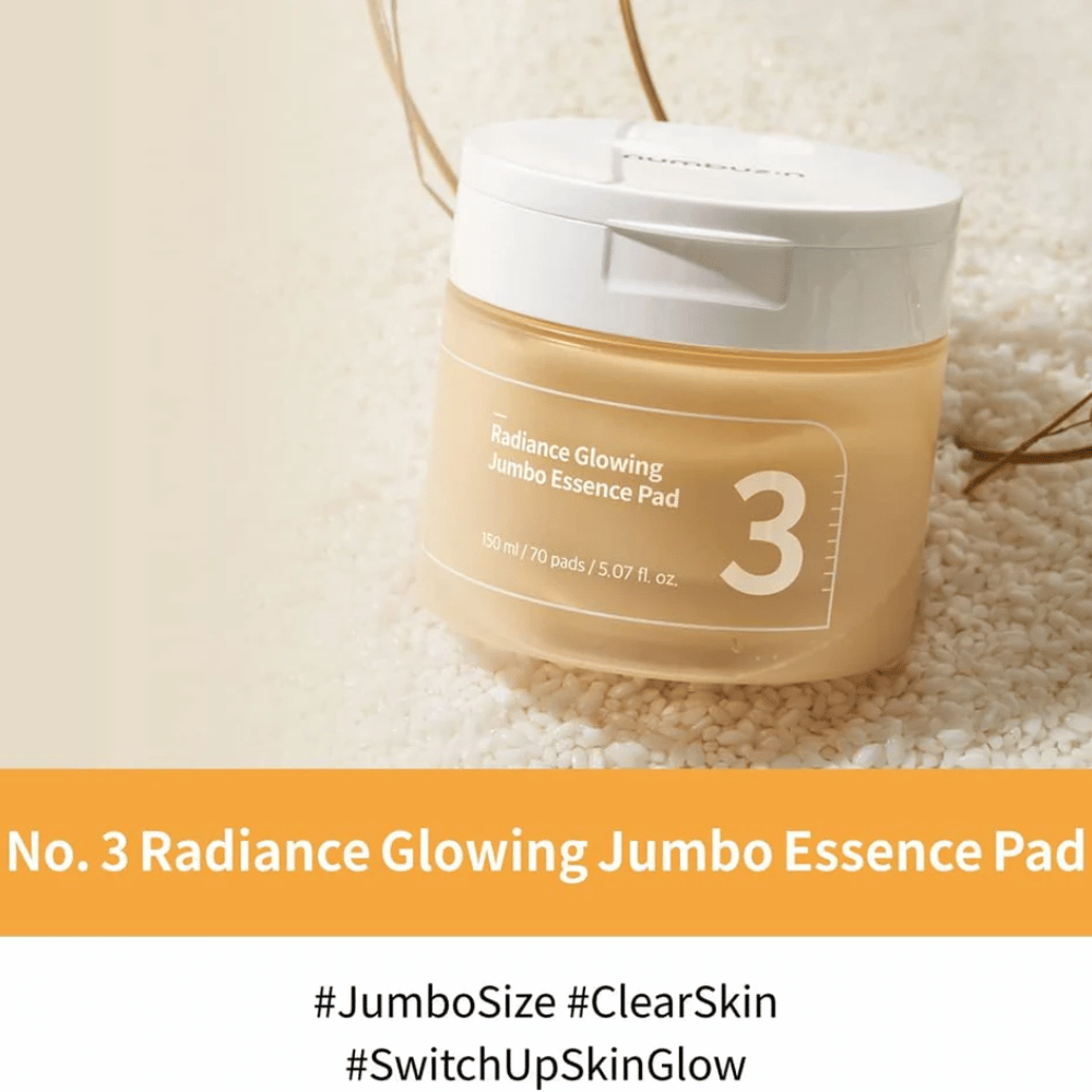 Pot avec numbuzin No. 3 Radiance Glowing Jumbo Essence Pad placé sur du riz, texte sur l'image met en avant la taille jumbo et l'éclat de la peau.