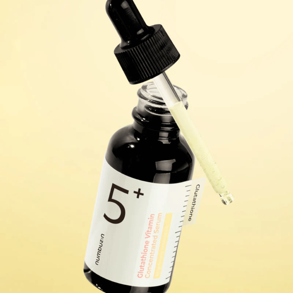 Bouteille avec pipette de Numbuzin No.5+ Glutathione Vitamin Concentrated Serum. Formule légère pour une peau plus claire et éclatante.