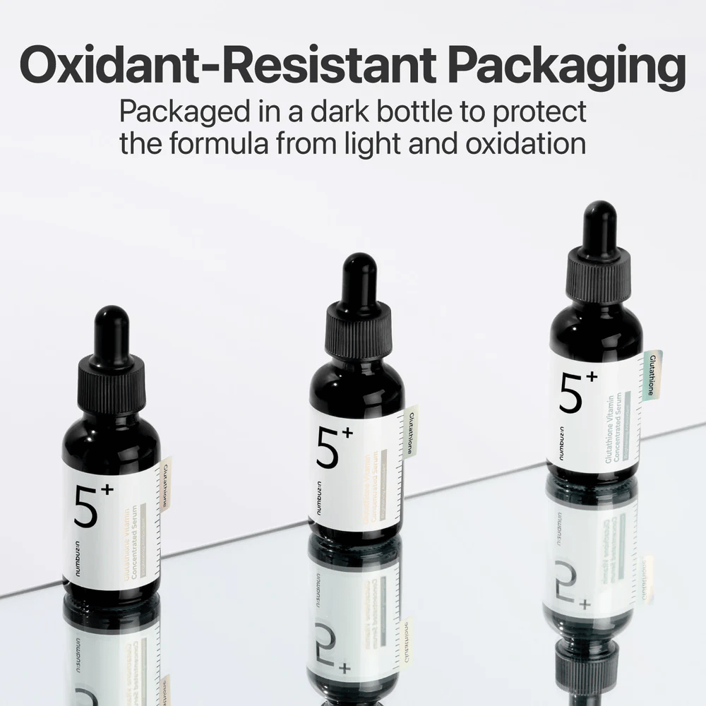 Trois bouteilles Numbuzin No.5+ Glutathione Vitamin Concentrated Serum dans un emballage sombre qui protège contre l'oxydation.