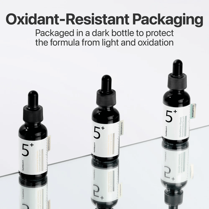 Trois bouteilles Numbuzin No.5+ Glutathione Vitamin Concentrated Serum dans un emballage sombre qui protège contre l'oxydation.