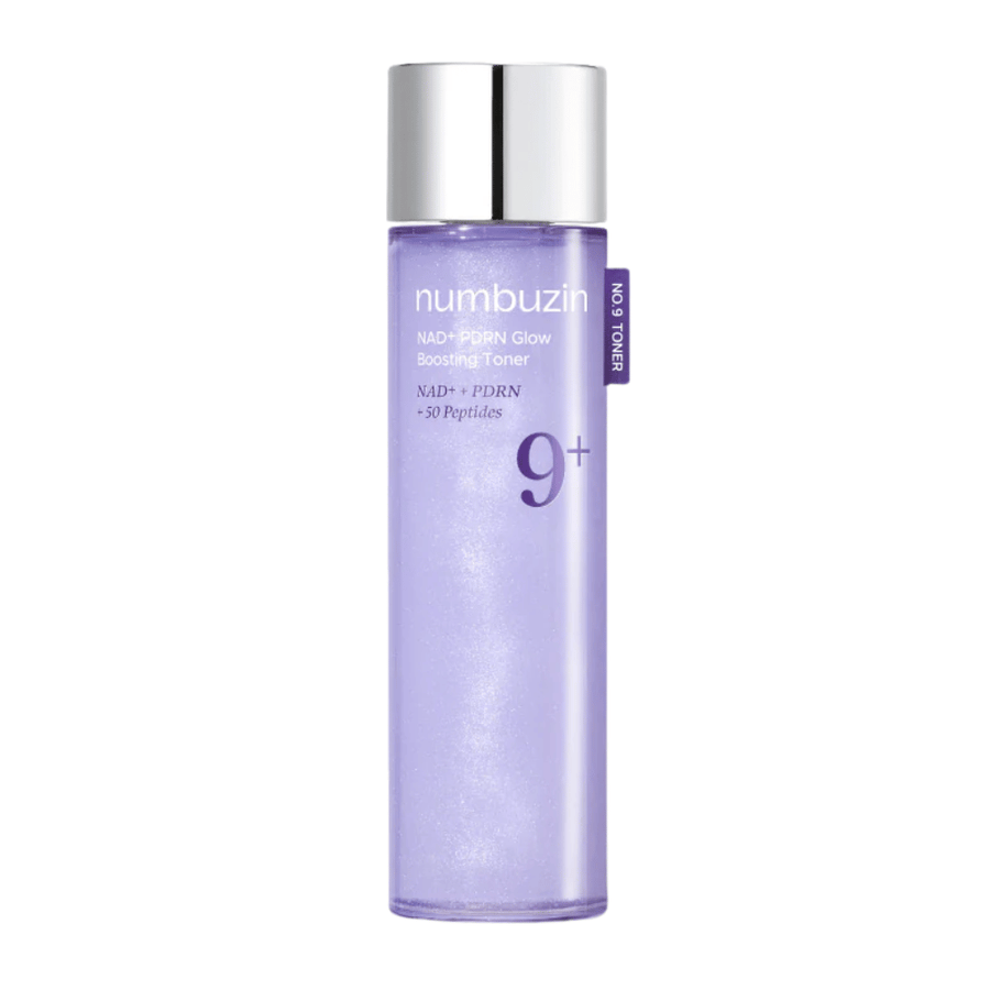 Image de produit propre sur Numbuzin No.9 NAD+ PDRN Glow Boosting Toner dans une bouteille violette avec un bouchon argenté – pour une peau plus ferme et éclatante.