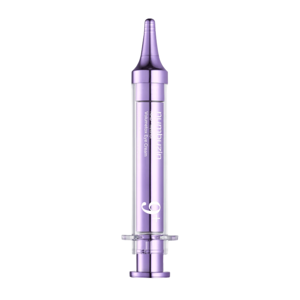 Image du produit No.9 NAD+ Retinol Volumetox Eye Cream dans un emballage stylo violet sur fond blanc, une crème pour les yeux coréenne avec rétinol et peptides pour une fermeté accrue.