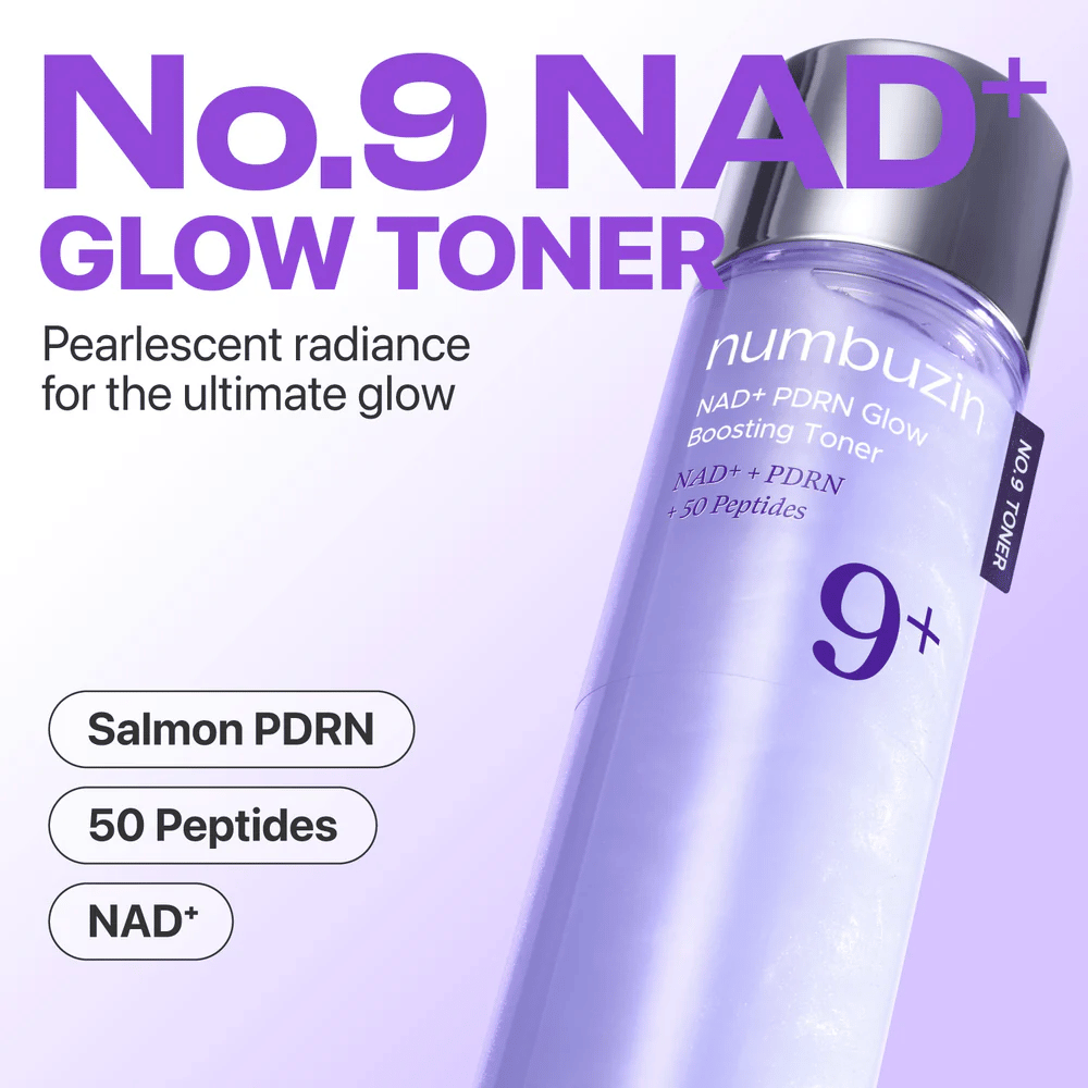 Image de produit de Numbuzin No.9 NAD+ Glow Toner dans une bouteille violette. Texte : « Éclat nacré pour une luminosité ultime » avec des ingrédients Saumon PDRN, 50 Peptides, NAD+.