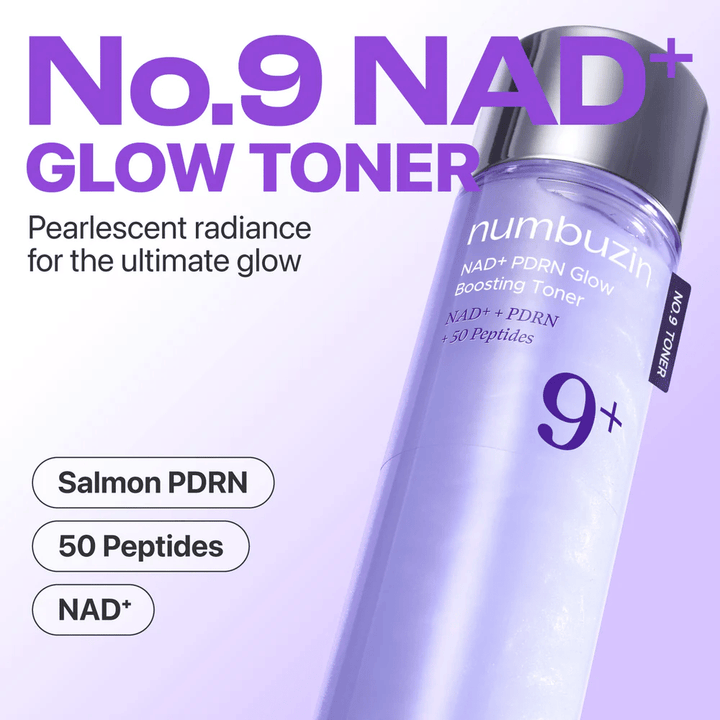 Image de produit de Numbuzin No.9 NAD+ Glow Toner dans une bouteille violette. Texte : « Éclat nacré pour une luminosité ultime » avec des ingrédients Saumon PDRN, 50 Peptides, NAD+.