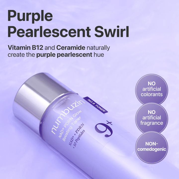 Gros plan sur Numbuzin No.9 Toner avec texte sur « Tourbillon Nacré Violet ». Contient de la vitamine B12 et des céramides, sans colorants ou parfums artificiels.