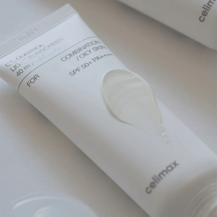 Celimax Oil Control Light Sunscreen SPF 50+ PA++++ avec une texture gel-crème légère qui s’absorbe rapidement et laisse la peau hydratée sans sensation collante