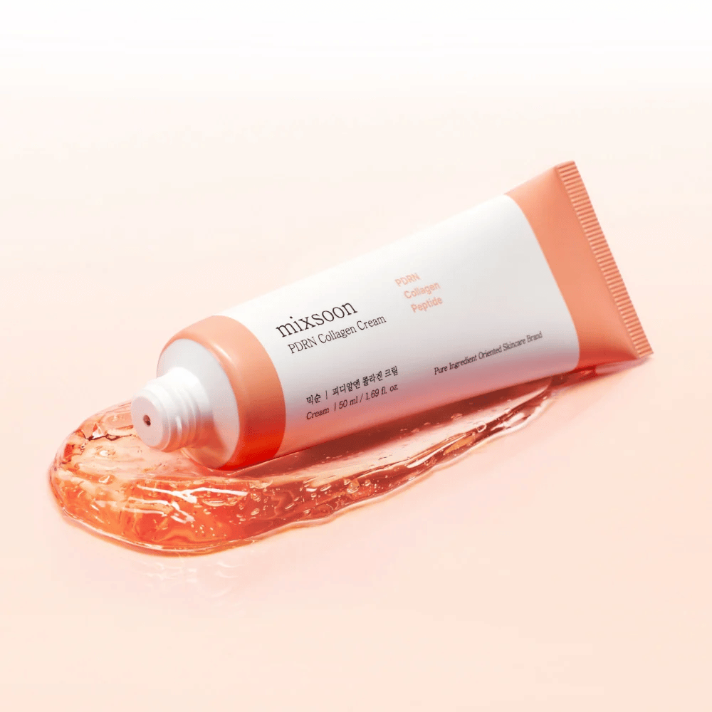 Mixsoon PDRN Collagen Cream sur un fond doux et tonifié avec une formule transparente. Le produit offre une hydratation intense et une structure de peau améliorée.