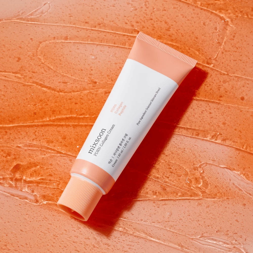 Mixsoon PDRN Collagen Cream repose sur un fond orange brillant. Une crème pour le visage nourrissante avec PDRN, collagène et peptides pour une peau plus ferme.