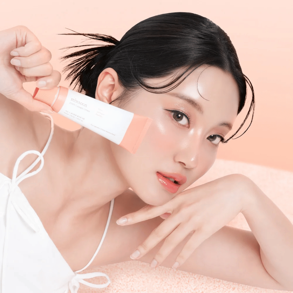 Personne avec une peau éclatante tenant Mixsoon PDRN Collagen Cream près de la joue. La crème hydrate, renforce l'élasticité et donne un éclat frais.