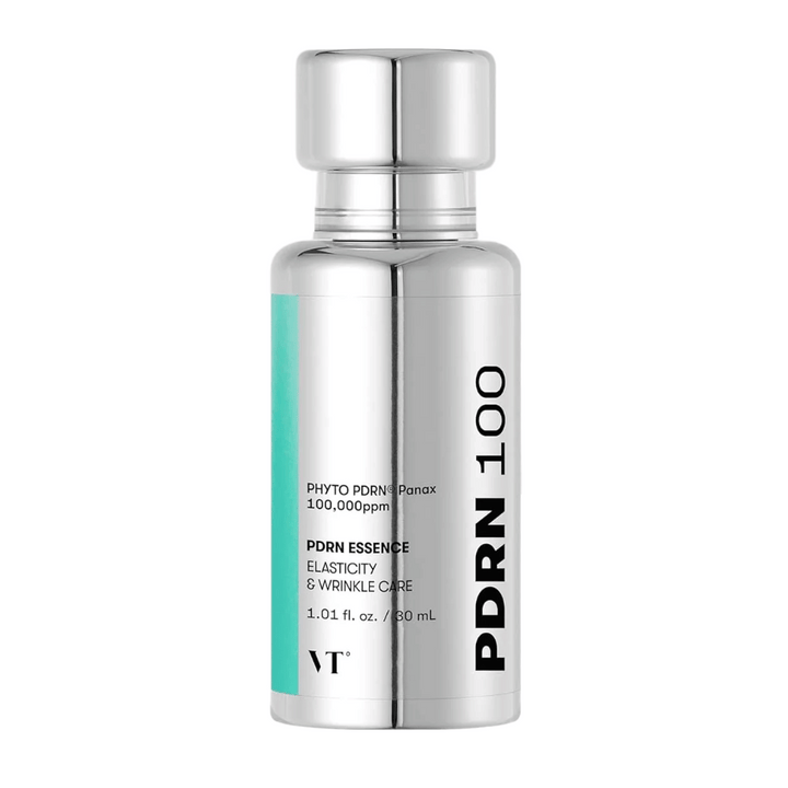 VT PDRN 100 Essence dans une bouteille argentée avec du texte indiquant le contenu : 100,000 ppm PHYTO PDRN® Panax pour l'élasticité et le soin des rides. La bouteille contient 30 ml et a un design élégant et miroir.
