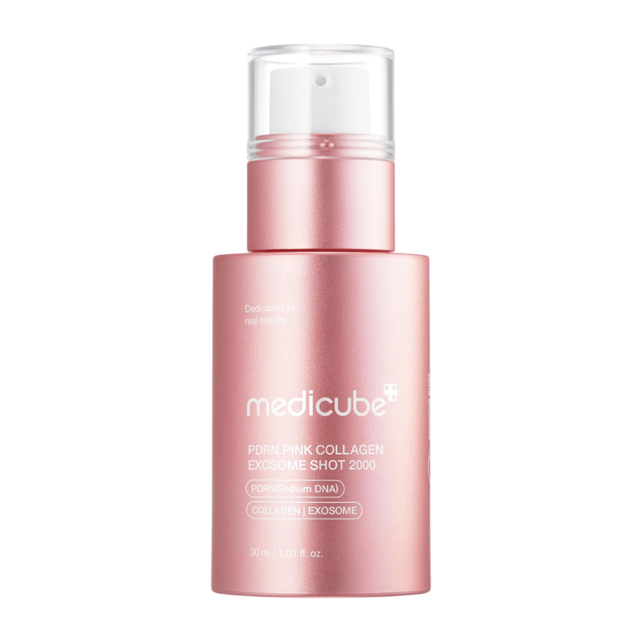 Image produit de Medicube PDRN Pink Collagen Exosome Shot 2000 dans un flacon rose sur fond clair. Sérum avec PDRN, collagène et exosomes, développé pour apporter à la peau de l’hydratation et une sensation cutanée améliorée.