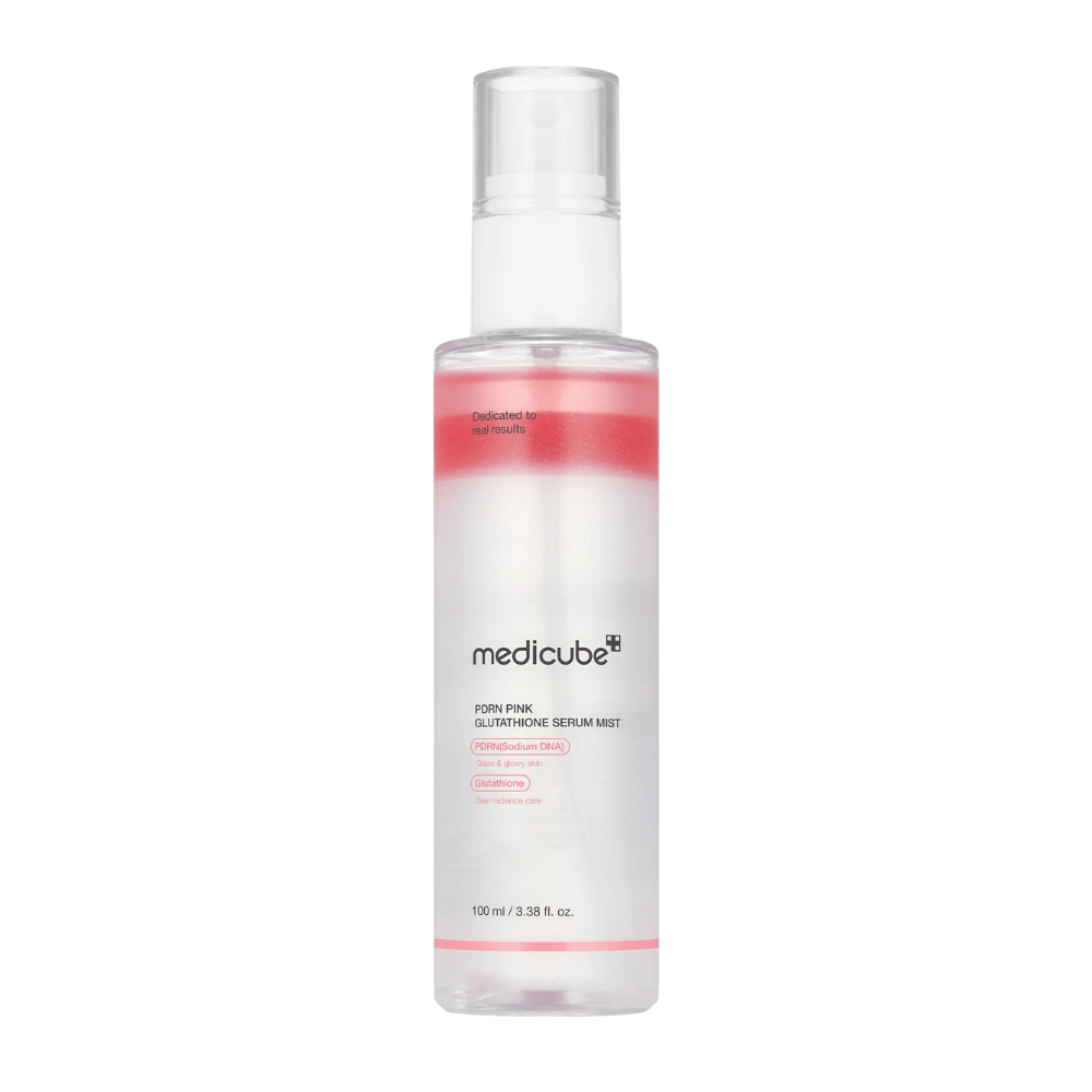 Medicube PDRN Pink Glutathione Serum Mist – spray pour le visage dans un flacon transparent avec une couche rose, conçu pour l'éclat, l'hydratation et une élasticité améliorée de la peau.