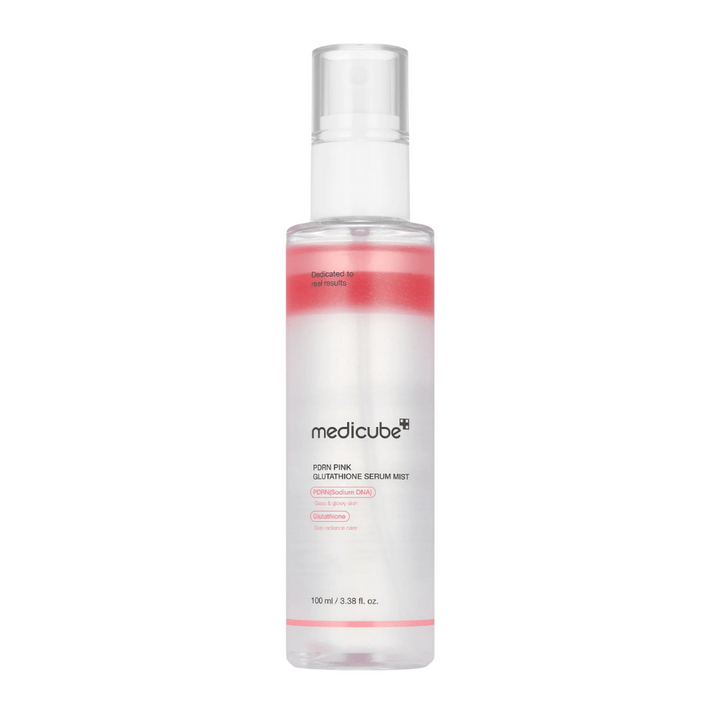 Medicube PDRN Pink Glutathione Serum Mist – spray pour le visage dans un flacon transparent avec une couche rose, conçu pour l'éclat, l'hydratation et une élasticité améliorée de la peau.