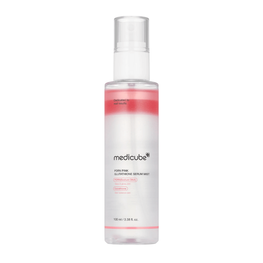 Medicube PDRN Pink Glutathione Serum Mist – spray pour le visage dans un flacon transparent avec une couche rose, conçu pour l'éclat, l'hydratation et une élasticité améliorée de la peau.