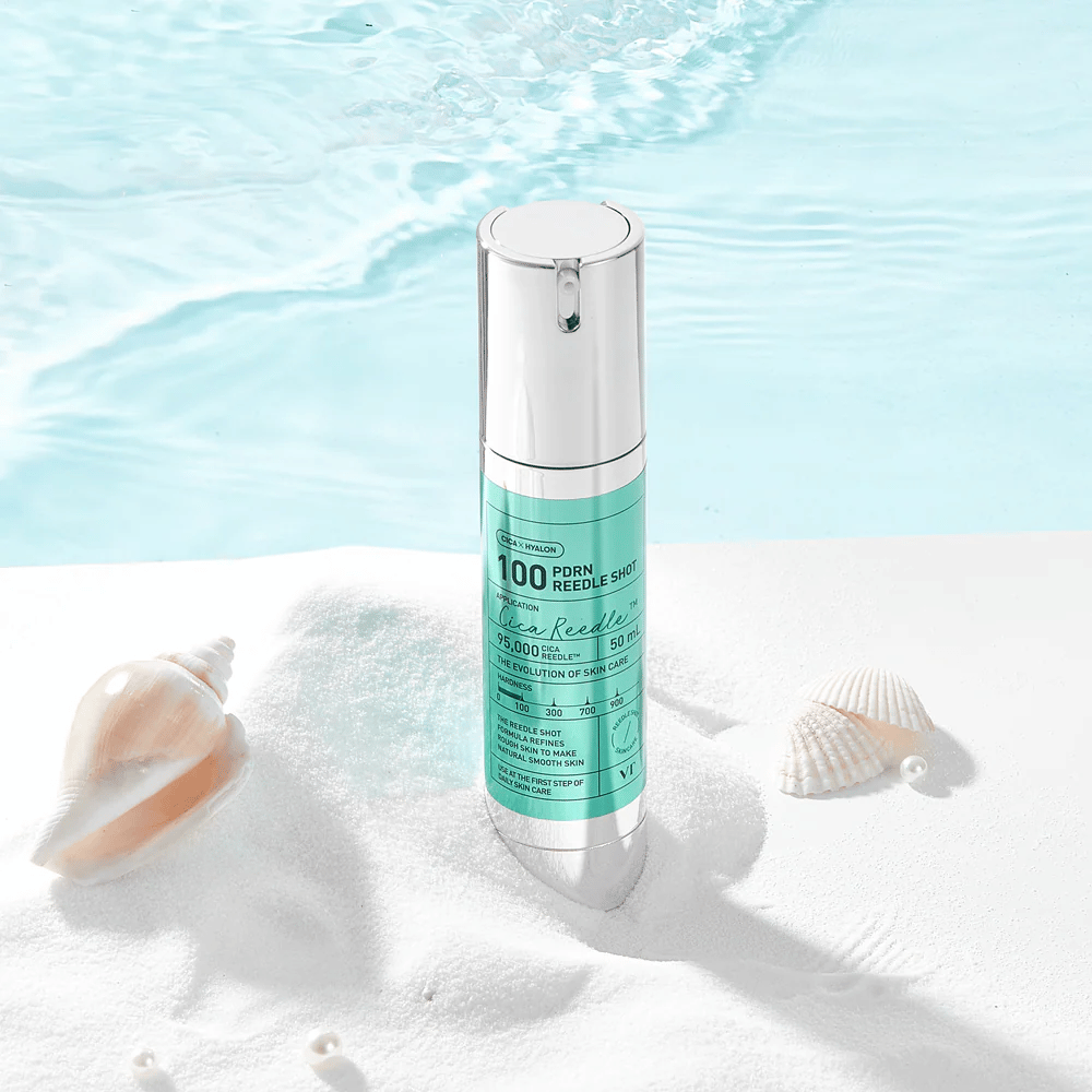 VT Cosmetics PDRN Reedle Shot 100 produit placé dans un environnement sablonneux au thème marin qui symbolise l’hydratation, l’effet apaisant et l’amélioration de la peau