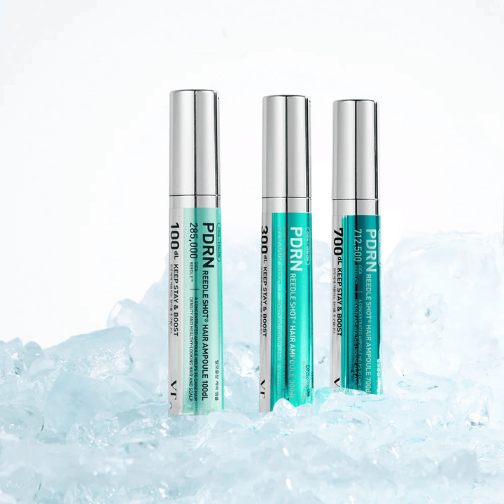 Plusieurs variantes de PDRN Reedle Shot Hair Ampoule placées sur de la glace, symbolisant l'effet rafraîchissant et le soin intensif pour un cuir chevelu équilibré et sain.