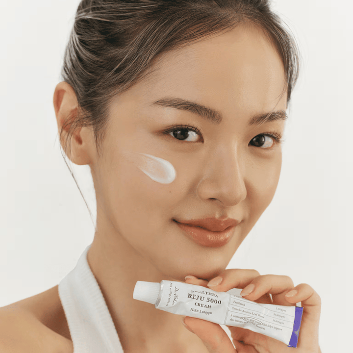 Dr. Althea Reju 5000 Cream PDRN 5000ppm appliqué sur la peau – apaisant et renforçant la barrière crème visage pour la peau sensible