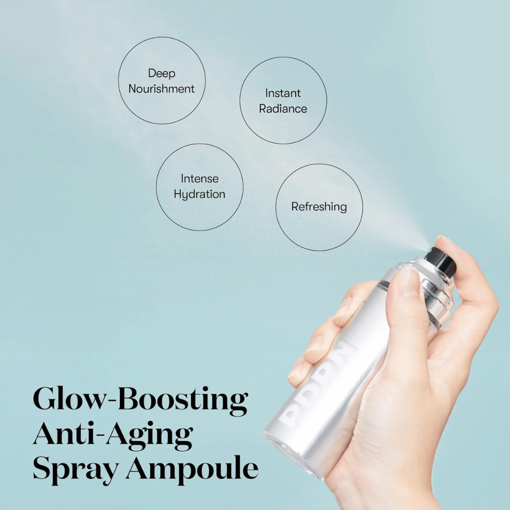 Une main pulvérise VT PDRN Glow Ampoule à partir d'un flacon spray argenté. Le texte environnant décrit les avantages du produit : "Deep Nourishment," "Instant Radiance," "Intense Hydration," et "Refreshing." Le produit est commercialisé comme une ampoule boostant l'éclat et anti-âge.