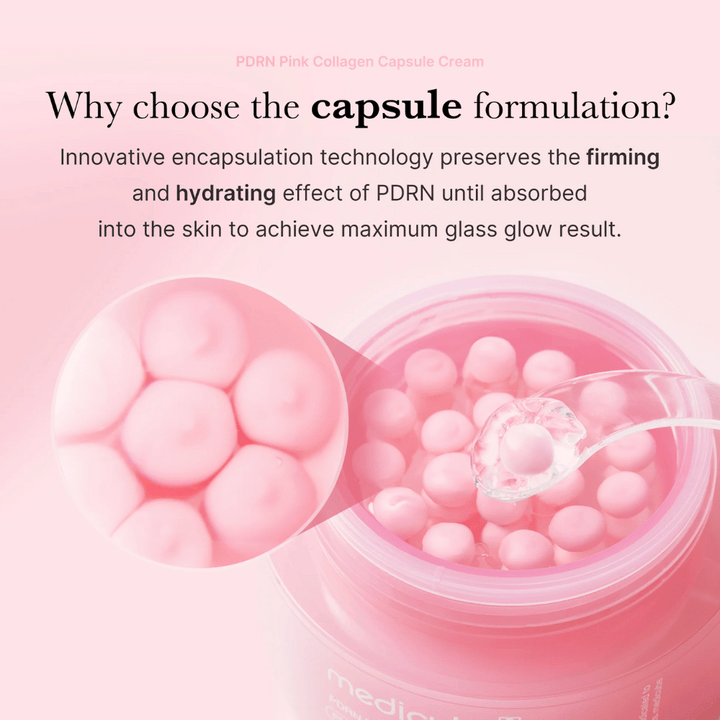 Gros plan sur des capsules roses dans Medicube PDRN Pink Collagen Capsule Cream, avec une cuillère et un agrandissement montrant la technique d'encapsulation pour l'hydratation et la fermeté.