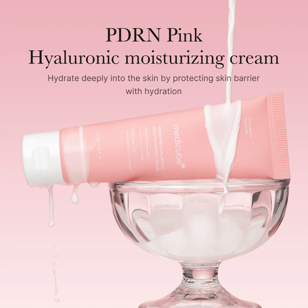 Medicube PDRN Pink Hyaluronic Moisturizing Cream dans un tube rose placé dans un bol en verre, avec un texte soulignant l'hydratation profonde et la protection de la barrière cutanée.