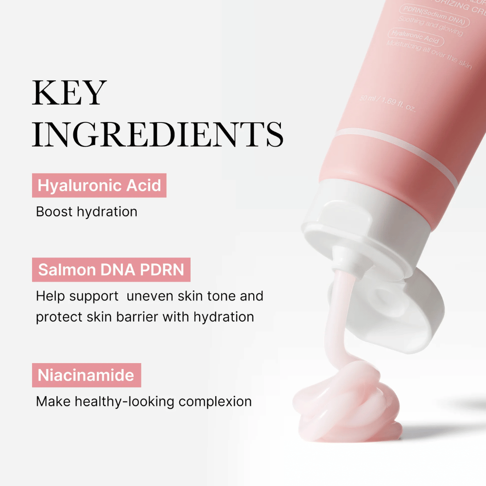 Medicube PDRN Pink Hyaluronic Moisturizing Cream avec les ingrédients clés acide hyaluronique, ADN de saumon PDRN et niacinamide, montrée avec la crème rose provenant du tube.