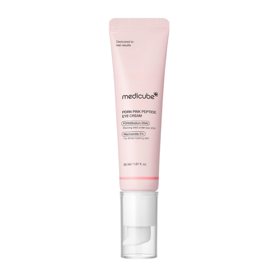 Medicube PDRN Pink Peptide Eye Cream dans un tube rose, 30 ml. Crème pour les yeux avec PDRN et 5 % de niacinamide qui ravive la peau fatiguée sous les yeux et donne une apparence plus ferme.