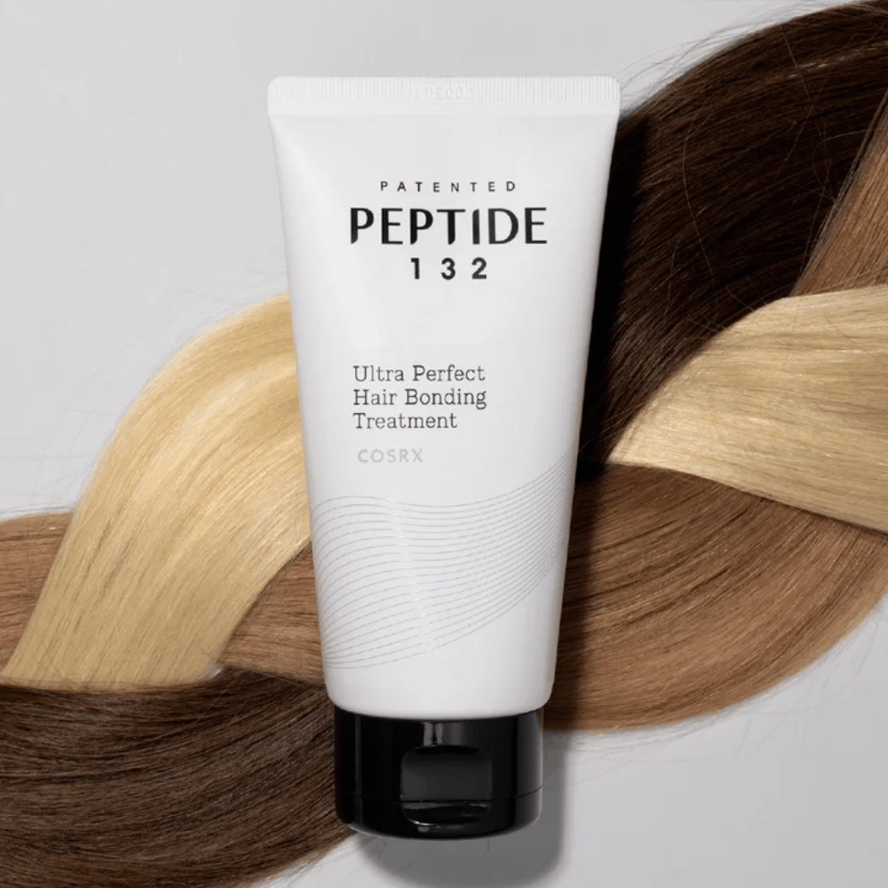 COSRX Peptide 132 Ultra Perfect Hair Bonding Treatment placé contre des cheveux tressés de différentes nuances – symbolise l'effet réparateur et fortifiant.