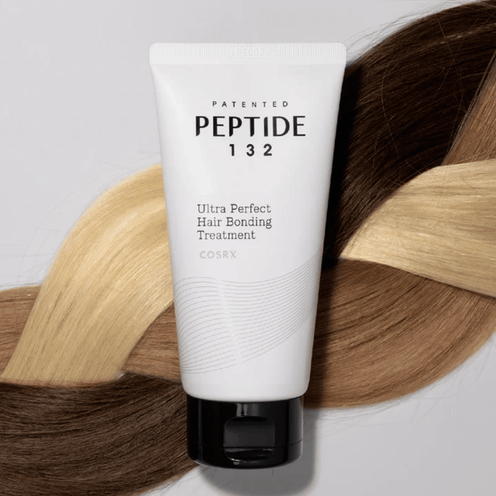 COSRX Peptide 132 Ultra Perfect Hair Bonding Treatment placé contre des cheveux tressés de différentes nuances – symbolise l'effet réparateur et fortifiant.