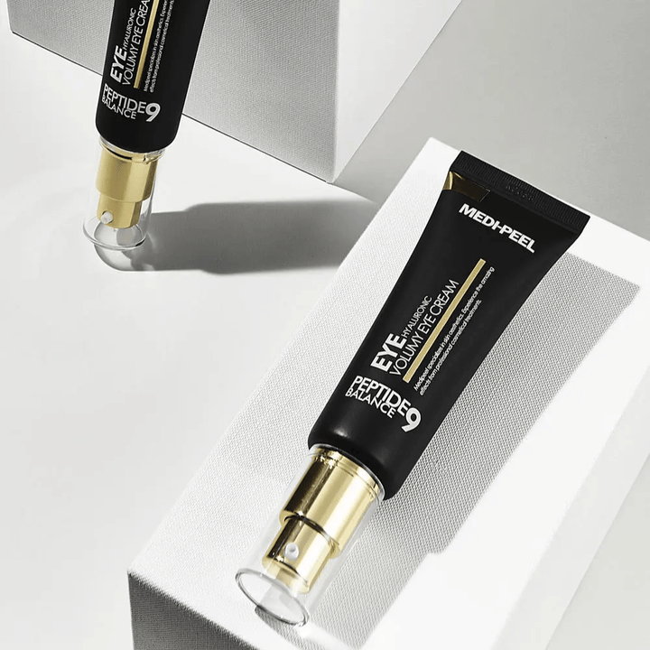 MEDI-PEEL Peptide 9 Hyaluronic Volumy Eye Cream en noir et or – crème contour des yeux coréen avec peptides et acide hyaluronique qui donne une peau plus pleine et une élasticité améliorée autour des yeux.