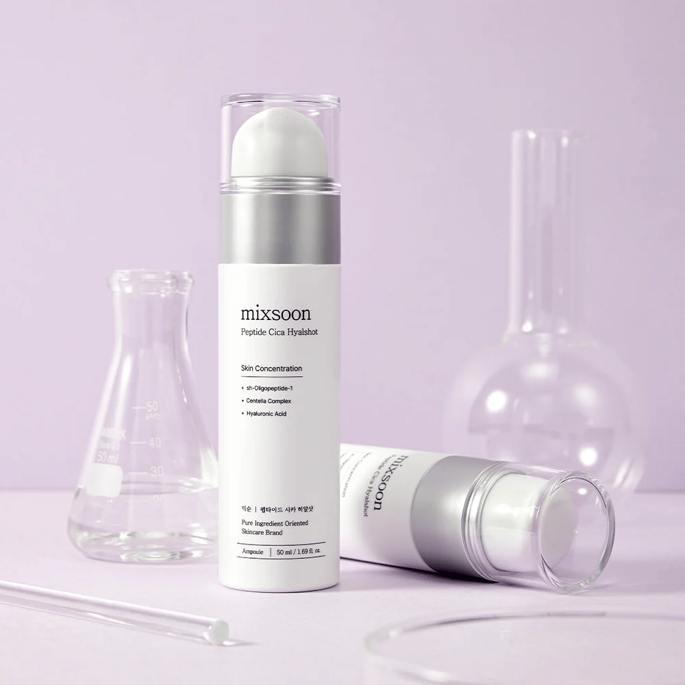 Mixsoon Peptide Cica Hyalshot sur fond violet avec verrerie de laboratoire – un sérum hydratant et apaisant avec peptides et centella pour peaux sensibles.