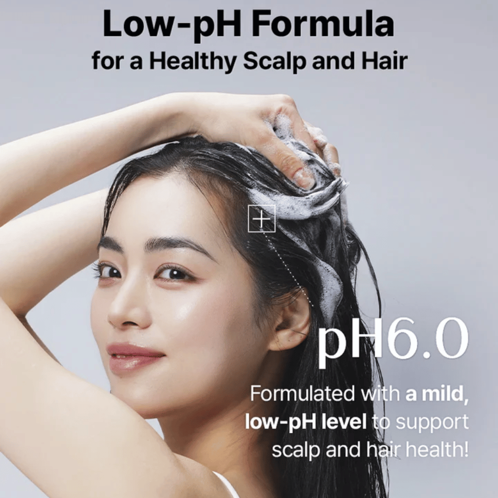 Femme se lavant les cheveux avec COSRX Peptide 132 Shampoo – formule douce avec pH 6.0 qui renforce les cheveux et le cuir chevelu.