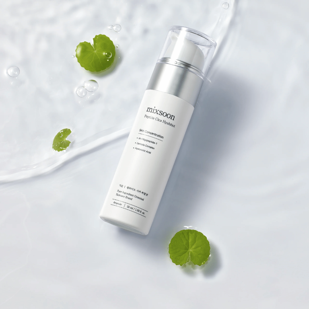 Mixsoon Peptide Cica Hyalshot – sérum hydratant avec peptides, centella et acide hyaluronique. Formule apaisante pour peaux sensibles, dans une bouteille blanche élégante contre une surface d'eau avec des feuilles vertes.