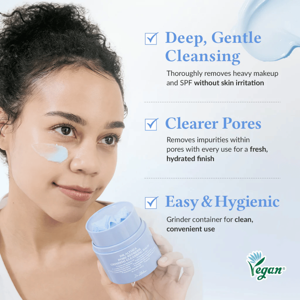 Dr.Althea Pore Refresh Grinding Cleansing Balm avec le texte "Nettoyage Profond, Doux" qui montre comment le produit enlève soigneusement le maquillage et SPF sans irriter la peau. Le texte "Pores Plus Clairs" explique qu'il élimine les impuretés et donne un résultat frais et hydraté. Souligné par "Facile & Hygiénique", indiquant que le produit a un récipient à moulin pour une utilisation facile et hygiénique.