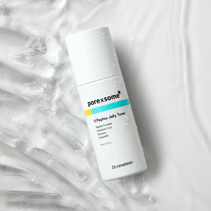 Porexsome V.Peptox Jelly Toner de Dr.nineteen posé sur une surface brillante avec un effet d'eau. Un toner hydratant et raffermissant pour les pores.