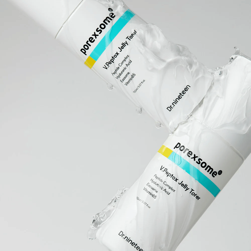 Deux bouteilles de Porexsome V.Peptox Jelly Toner couvertes de gelée claire. Design moderne et clinique qui met en valeur la texture fraîche du produit.