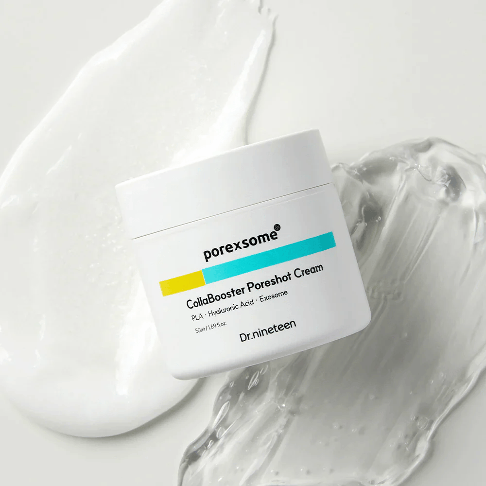 Dr.nineteen Porexsome CollaBooster Poreshot Cream sur une surface brillante, semblable à un gel. Une crème hydratante avec des exosomes et de l'acide hyaluronique.