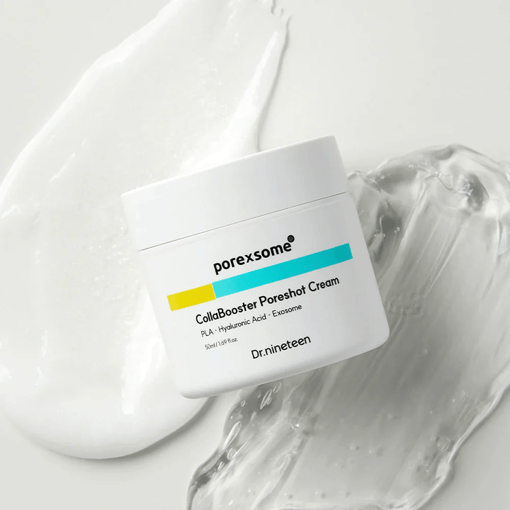 Dr.nineteen Porexsome CollaBooster Poreshot Cream sur une surface brillante, semblable à un gel. Une crème hydratante avec des exosomes et de l'acide hyaluronique.