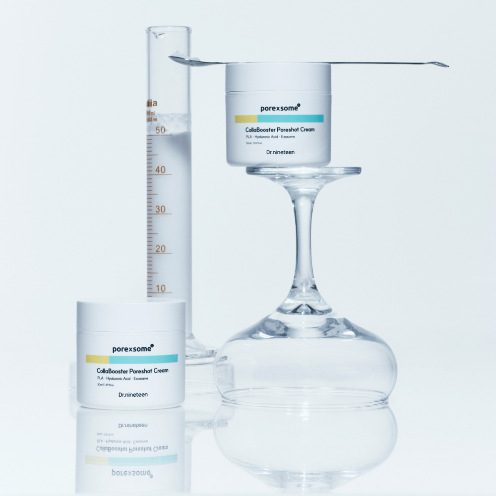 Deux pots de Dr.nineteen Porexsome CollaBooster Poreshot Cream placés près d'un verre et d'un bécher gradué. Design minimaliste qui évoque la précision scientifique.