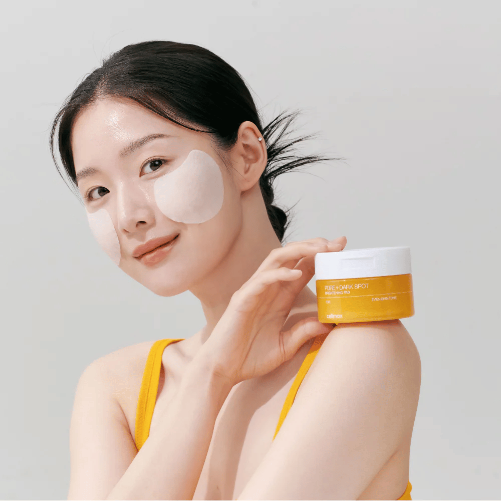 Femme appliquant Celimax Pore + Dark Spot Brightening Pad – tampons coréens qui unifient le teint et réduisent les pores et les taches pigmentaires.