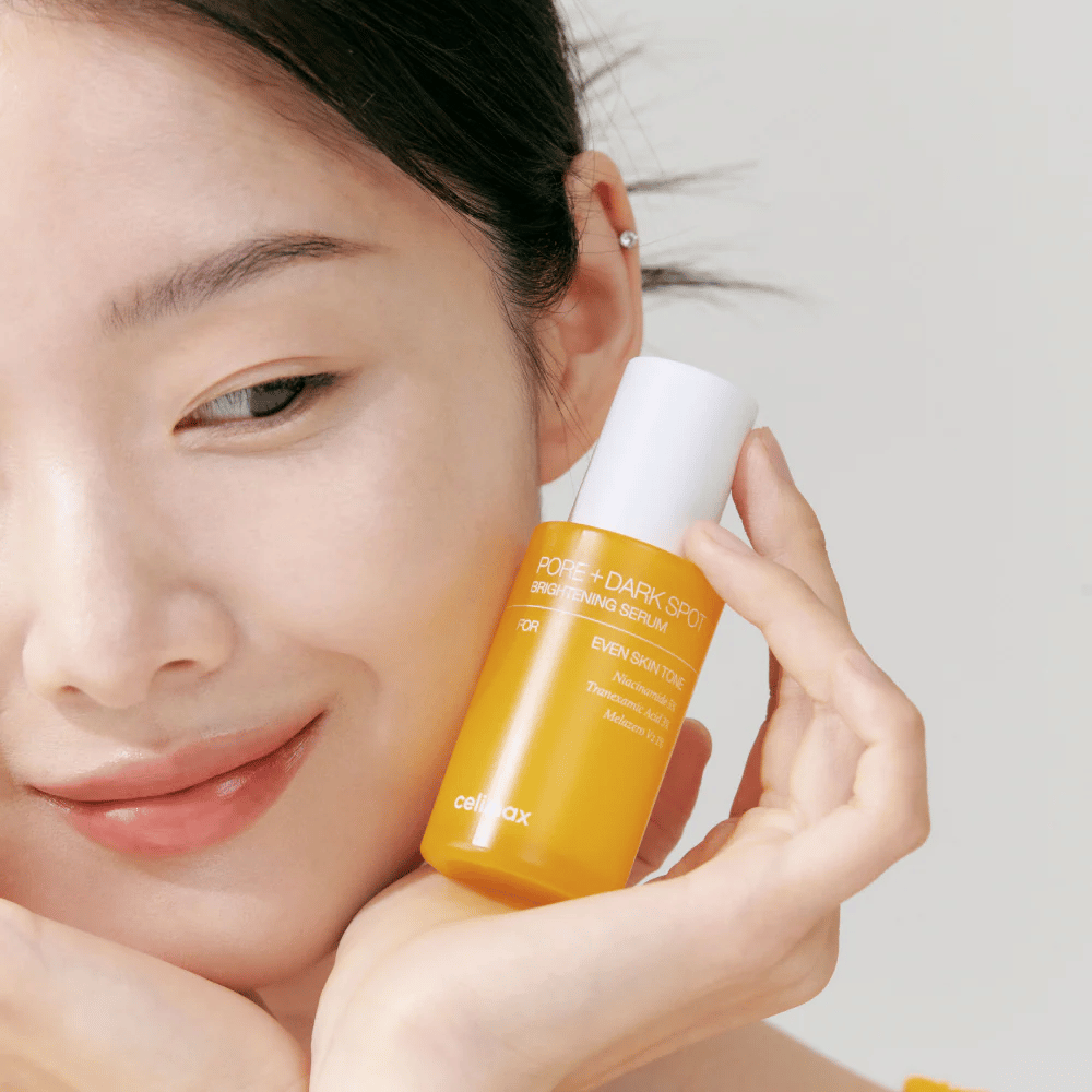 Le modèle tient Celimax Pore + Dark Spot Brightening Serum près du visage, montrant une peau éclatante.