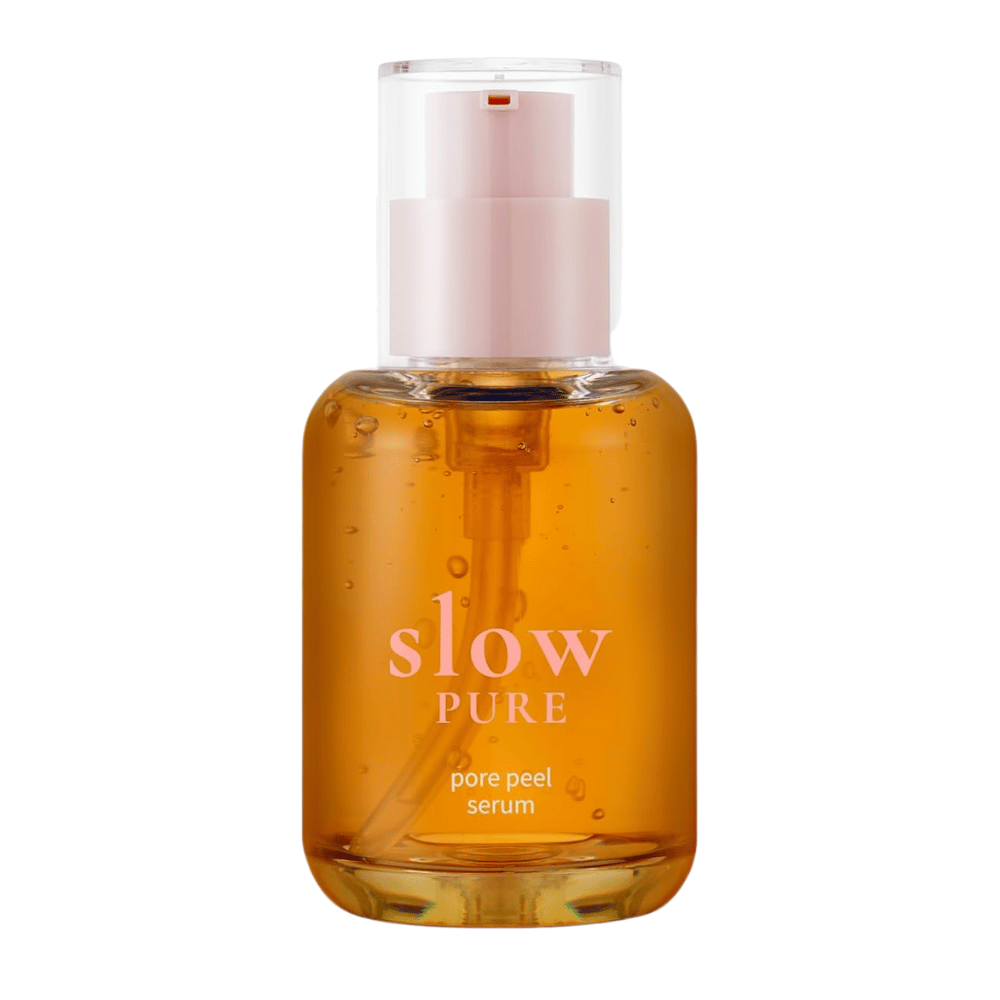 Slow Pure Pore Peel Serum dans une bouteille en verre avec pompe, rempli de sérum exfoliant ambré.