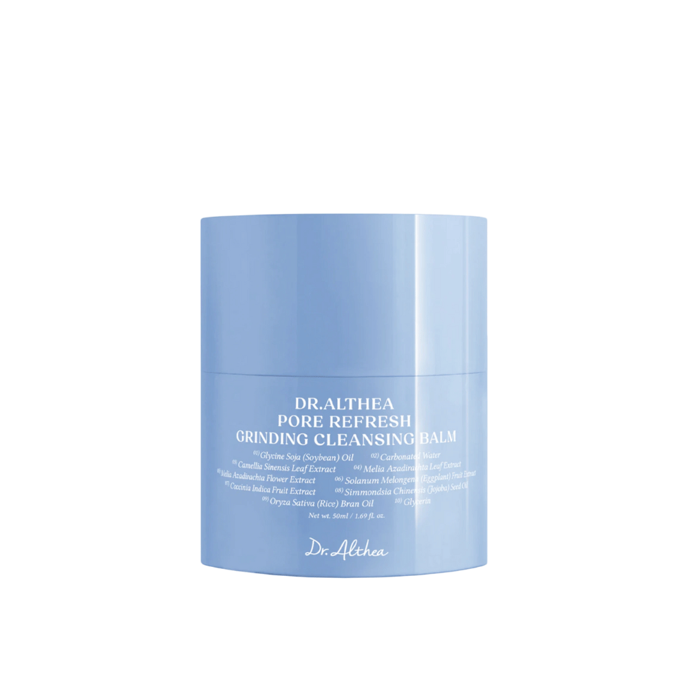 Dr.Althea Pore Refresh Grinding Cleansing Balm, pot de 50 ml avec un couvercle en plastique bleu. L'étiquette sur le pot est blanche avec le texte "Pore Refresh Grinding Cleansing Balm" et contient des ingrédients tels que Glycine Soja (Soybean) Oil, Camellia Sinensis Leaf Extract et Oryza Sativa (Rice) Bran Oil.